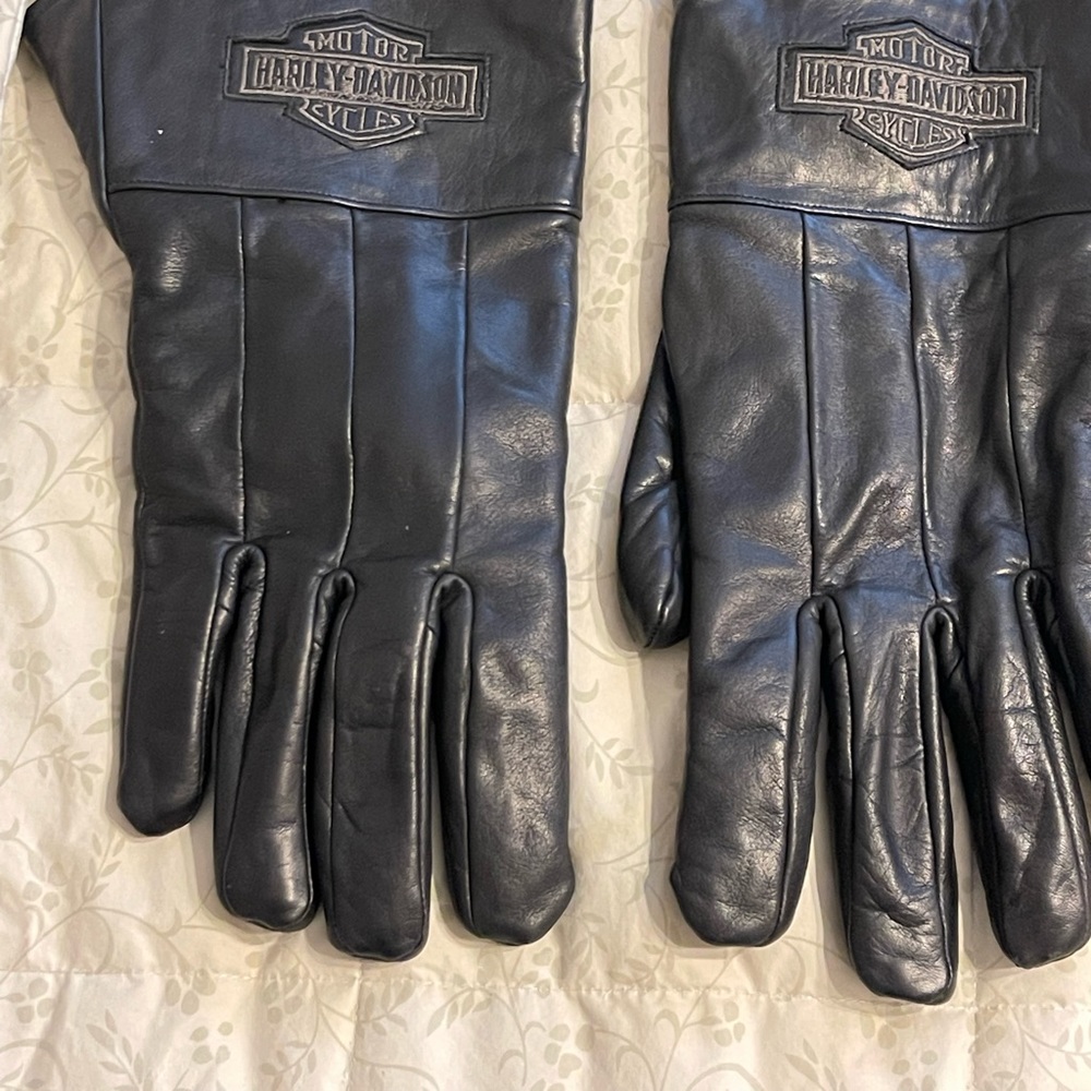 Men’s Harley Davidson leather gauntlet gloves.